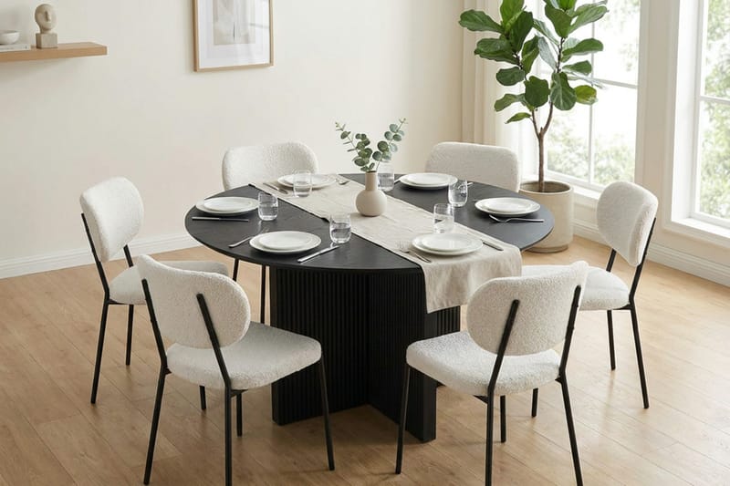 Edda Matgrupp runt 130 cm Svart med 6 Gemmiano Matstolar - Svartlaserad ek - Products - Möbler - Bord & matgrupp - Matgrupp