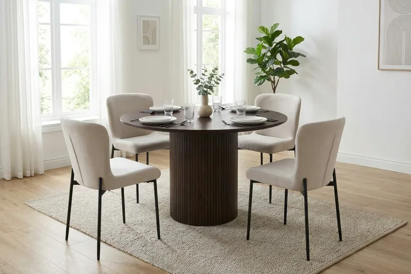 Kopparbo Matgrupp runt 110 cm Rökt Ek med 4 Elsie Matstolar - Rökt ek/Beige - Products - Möbler - Bord & matgrupp - Matgrupp