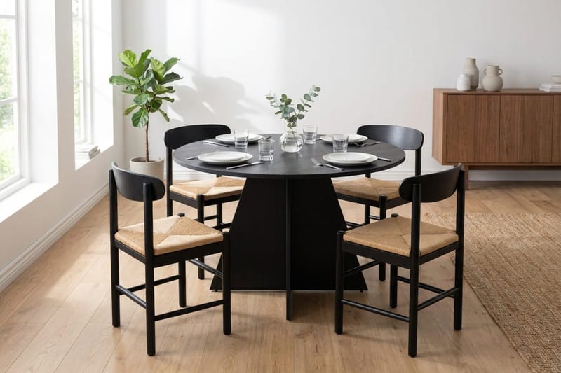 Vera Matgrupp runt 110 cm Svart med 4 Malte Matstolar - Products - Möbler - Bord & matgrupp - Matgrupp
