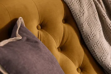 Howard Riviera 3-sits Sammetssoffa - Mörkgul - Products - Möbler - Soffa - 3 sits soffa