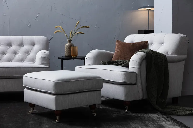 Howard Riviera Soffgrupp 2-sits + 3-sits Soffa + Fåtölj + Fotpall i Tyg - Grå - Products - Möbler - Soffa - Soffgrupp - Howard soffgrupp