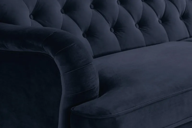 Howard Riviera Soffgrupp 3-sits + 2-sits Soffa + Fåtölj + Fotpall i Sammet - Blå - Products - Möbler - Soffa - Soffgrupp - Howard soffgrupp