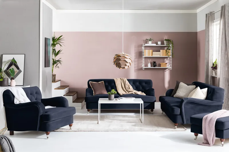 Howard Riviera Soffgrupp 3-sits + 2-sits Soffa + Fåtölj + Fotpall i Sammet - Blå - Products - Möbler - Soffa - Soffgrupp - Howard soffgrupp