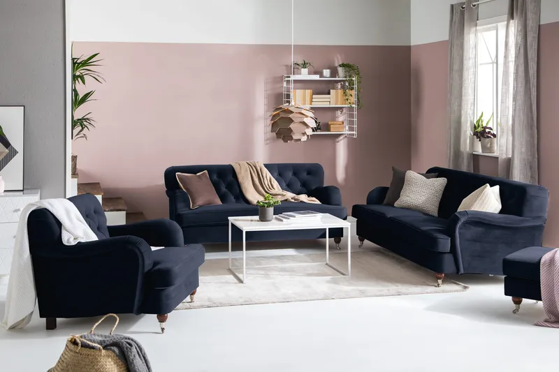 Howard Riviera Soffgrupp 3-sits + 2-sits Soffa + Fåtölj + Fotpall i Sammet - Blå - Products - Möbler - Soffa - Soffgrupp - Howard soffgrupp