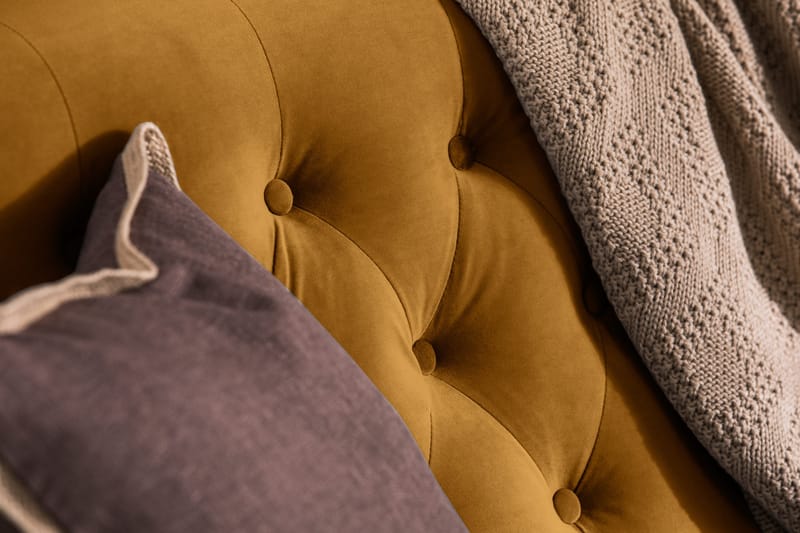 Howard Riviera Soffgrupp 3-sits + 2-sits Soffa + Fåtölj + Fotpall i Sammet - Mörkgul - Products - Möbler - Soffa - Soffgrupp - Howard soffgrupp