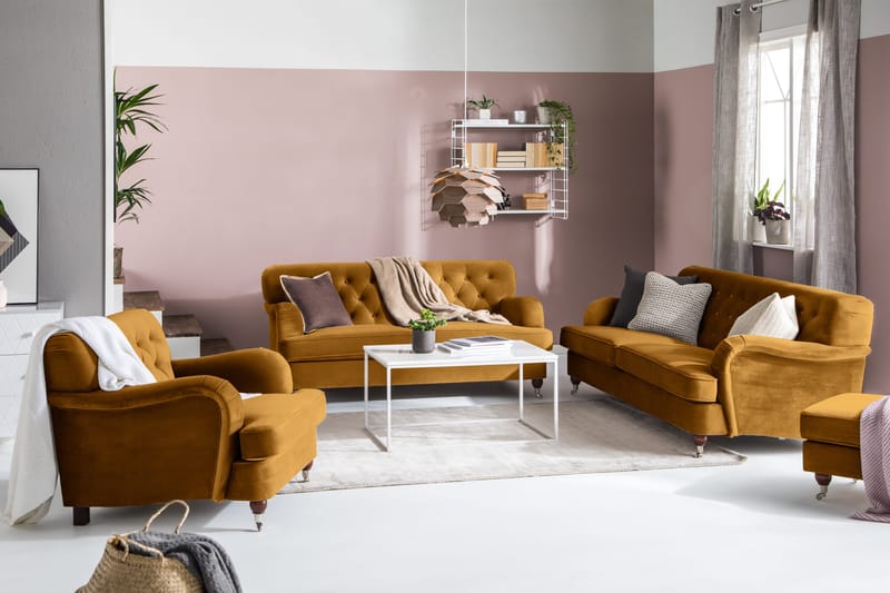 Howard Riviera Soffgrupp 3-sits + 2-sits Soffa + Fåtölj + Fotpall i Sammet - Mörkgul - Products - Möbler - Soffa - Soffgrupp - Howard soffgrupp