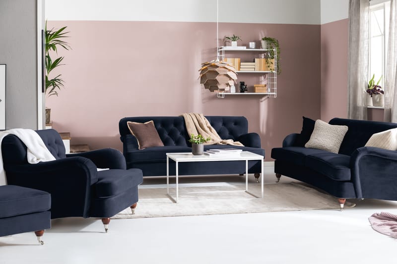 Howard Riviera Soffgrupp Svängd 3-sits + 2-sits Soffa + Fåtölj + Fotpall i Sammet - Blå - Products - Möbler - Soffa - Soffgrupp - Howard soffgrupp