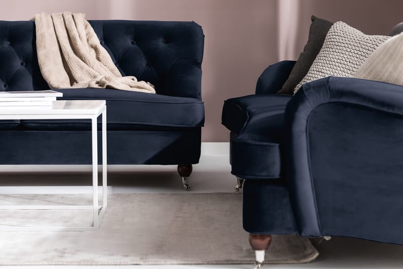 Howard Riviera Soffgrupp Svängd 3-sits + 2-sits Soffa + Fåtölj + Fotpall i Sammet - Blå - Products - Möbler - Soffa - Soffgrupp - Howard soffgrupp