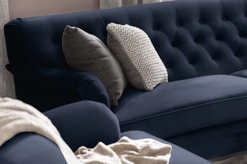 Howard Riviera Soffgrupp Svängd 3-sits + 2-sits Soffa + Fåtölj + Fotpall i Sammet - Blå - Products - Möbler - Soffa - Soffgrupp - Howard soffgrupp
