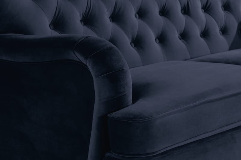 Howard Riviera Soffgrupp Svängd 3-sits + 2-sits Soffa + Fåtölj + Fotpall i Sammet - Blå - Products - Möbler - Soffa - Soffgrupp - Howard soffgrupp