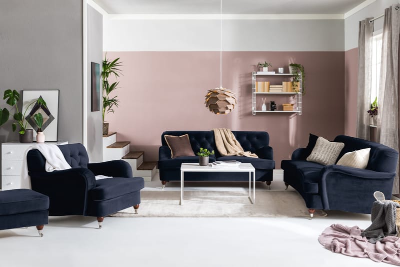 Howard Riviera Soffgrupp Svängd 3-sits + 2-sits Soffa + Fåtölj + Fotpall i Sammet - Blå - Products - Möbler - Soffa - Soffgrupp - Howard soffgrupp