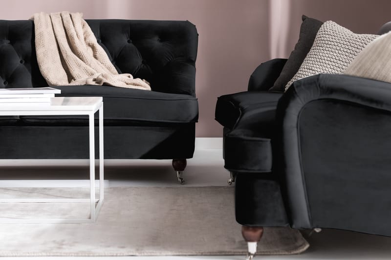 Howard Riviera Soffgrupp Svängd 3-sits + 2-sits Soffa + Fåtölj + Fotpall i Sammet - Svart - Products - Möbler - Soffa - Soffgrupp - Howard soffgrupp