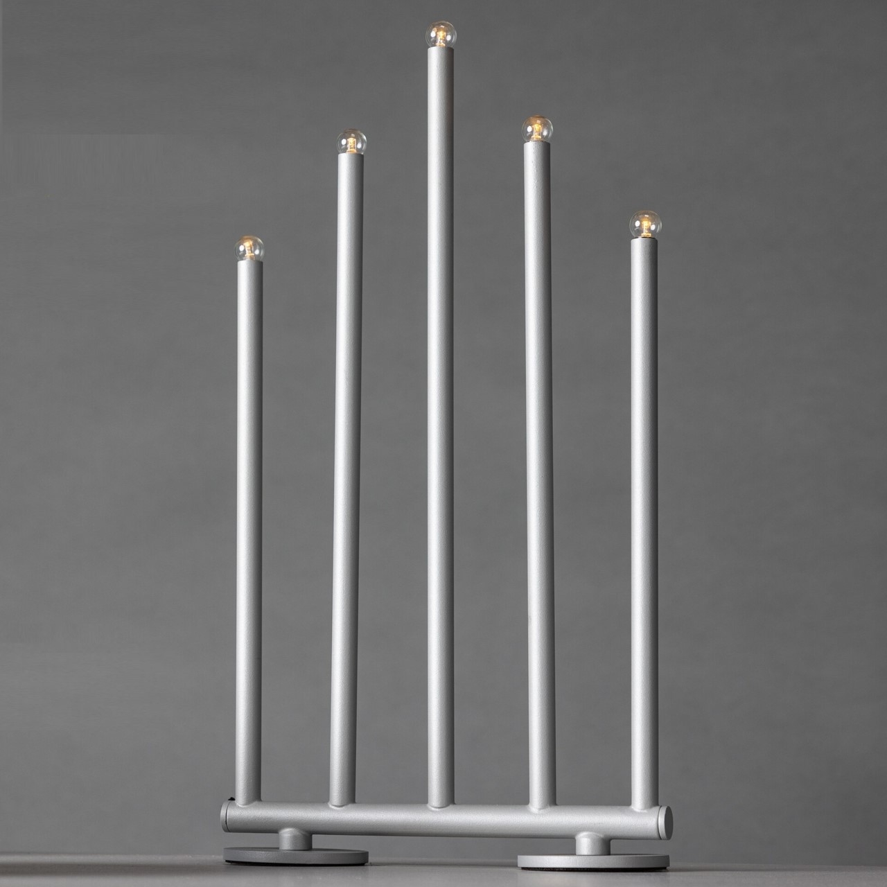 Björnfjället kynttilänjalka 22 x 42 cm - musta/hopea Björnfjället kynttilänjalka 22 x 42 cm - musta/hopea