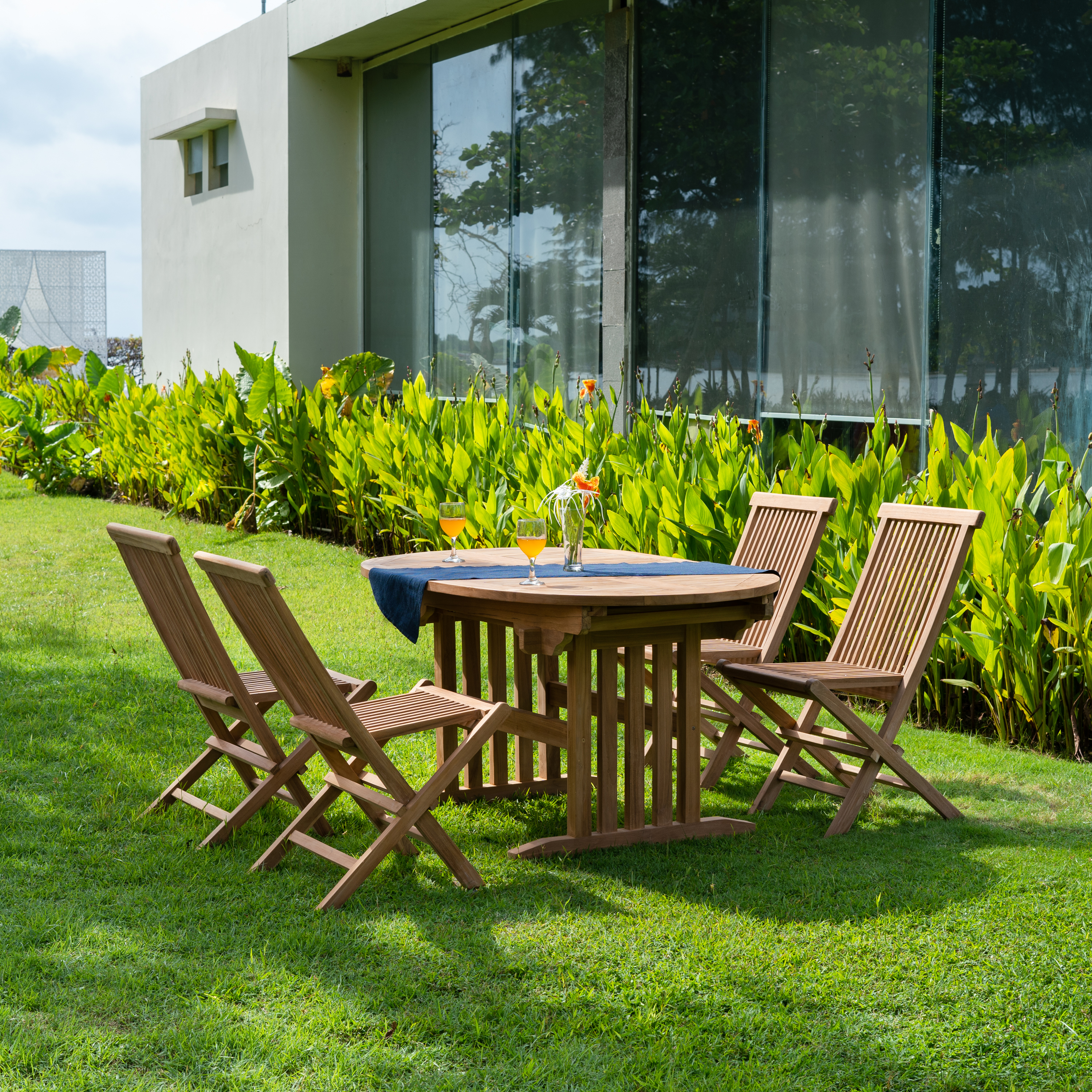 Salt�n ulkoiluryhm�; ruokap�yt� ja nelj� tiikkituolia