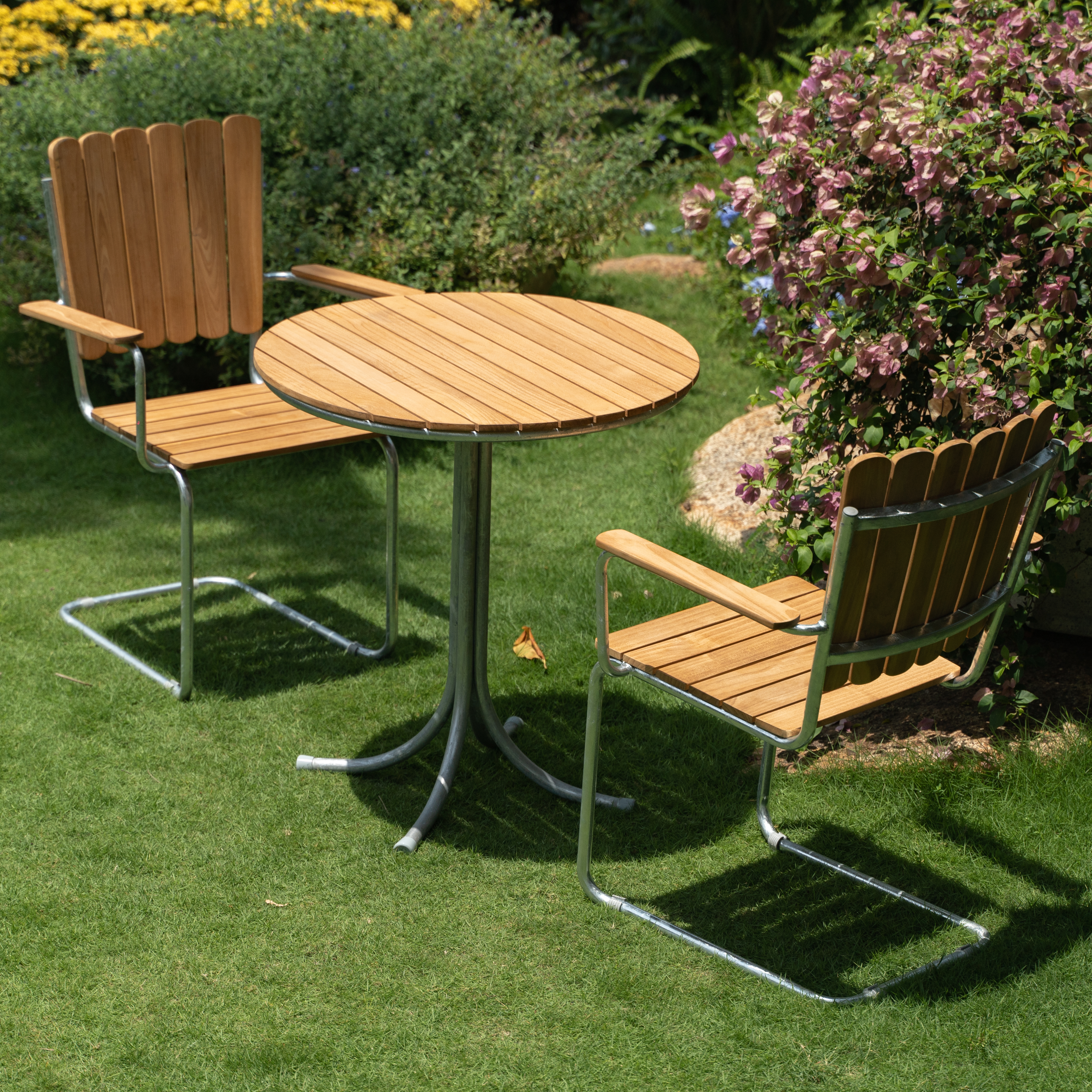 Möllan-parvekeryhmä tiikistä: 2 nojatuolia ja pyöreä pöytä Möllan-parvekeryhmä tiikistä: 2 nojatuolia ja pyöreä pöytä