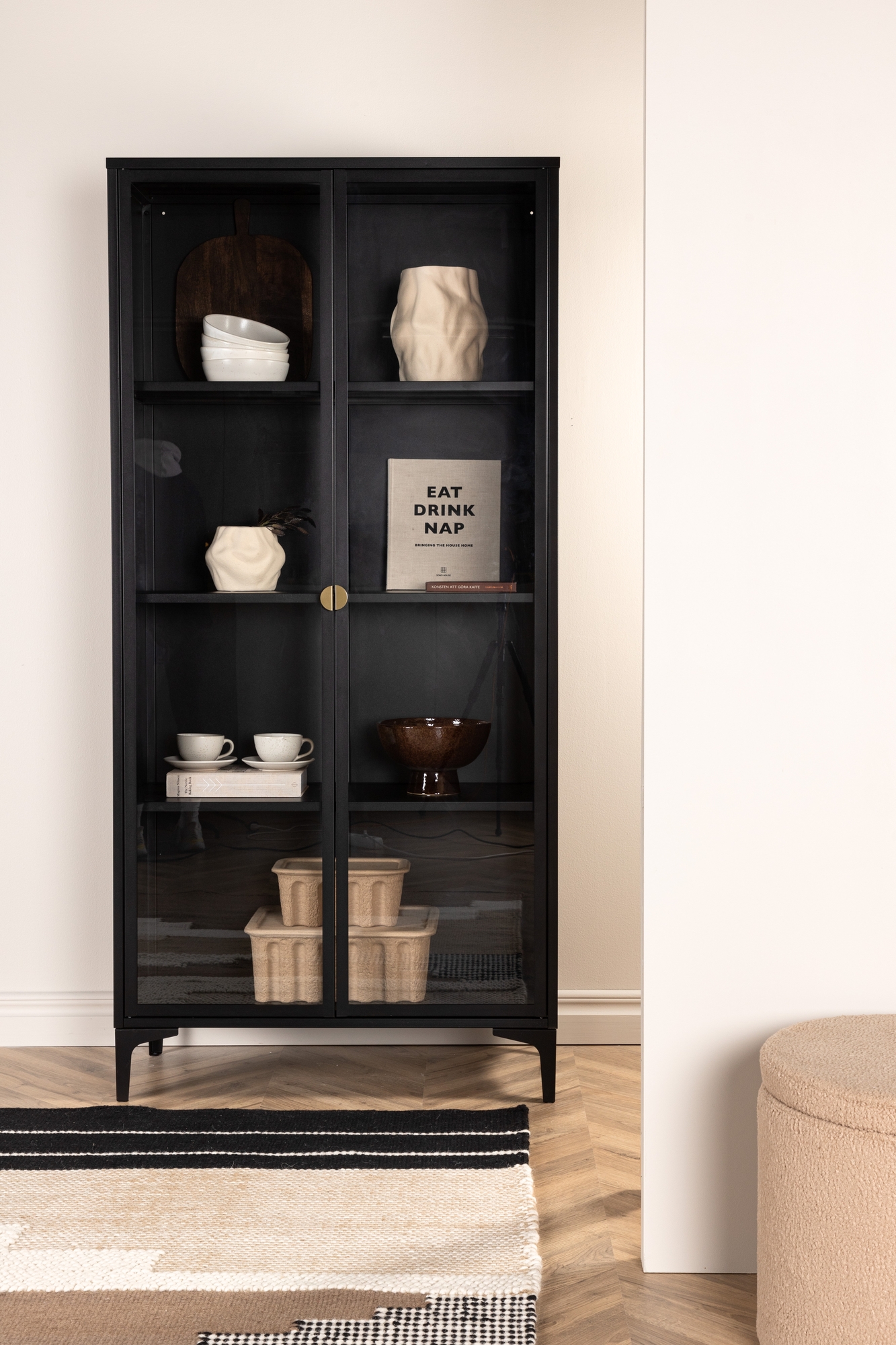 Alexanderin vitriinikaappi - musta Alexanderin vitriinikaappi - musta