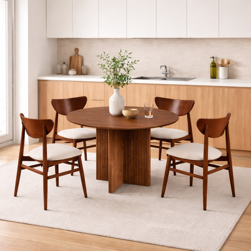 Ruokailuryhmä Crossby-pöytä Ø120cm, pähkinäpuuta, ja 4 Ludvig-ruokailutuolia pähkinäpuuta. Ruokailuryhmä Crossby-pöytä Ø120cm, pähkinäpuuta, ja 4 Ludvig-ruokailutuolia pähkinäpuuta.