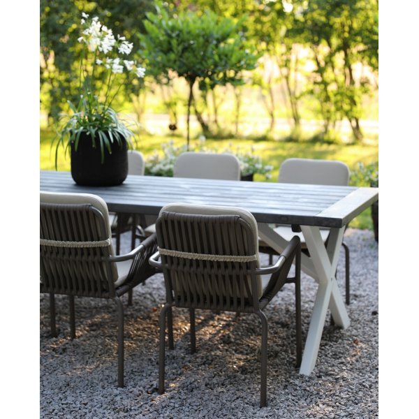 Ulkoruokailuryhmä; Ruokapöytä 220 cm ja 6 pinottavaa nojatuolia Ulkoruokailuryhmä; Ruokapöytä 220 cm ja 6 pinottavaa nojatuolia