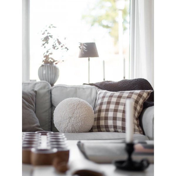 Mary tyynynpäällinen 45 x 45 cm - Nougat Mary tyynynpäällinen 45 x 45 cm - Nougat