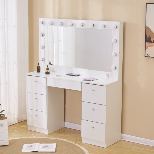 Meikkipöytä valaistuksella ja kristallikahvoilla Meikkipöytä valaistuksella ja kristallikahvoilla