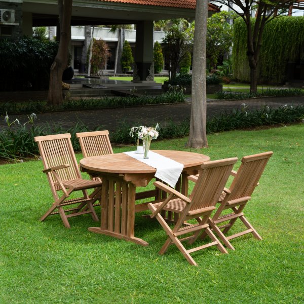 Salt�n ulkoiluryhm�; ruokap�yt� ja 4 nojatuolia