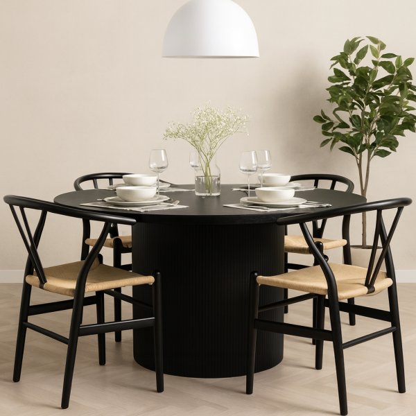 Astrid-jatkettava ruokapöytä Ø 140-180 cm mustaksi petsattua tammea, ja neljä mustaa Brandon-nojatuolia köysiistuimella Astrid-jatkettava ruokapöytä Ø 140-180 cm mustaksi petsattua tammea, ja neljä mustaa Brandon-nojatuolia köysiistuimella
