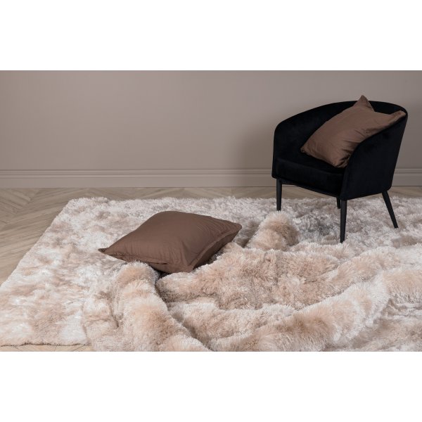 Elena-plyysimatto - Samppanjanvärinen polyesteri Elena-plyysimatto - Samppanjanvärinen polyesteri