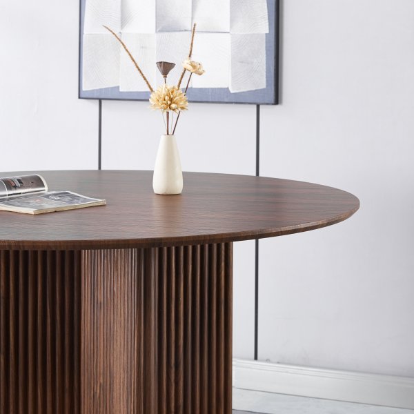 Ruokailuryhm� Crossby-p�yt� �120cm p�hkin�puuta ja 4 Carisma-ruokailutuolia vaaleanharmaasta samettista