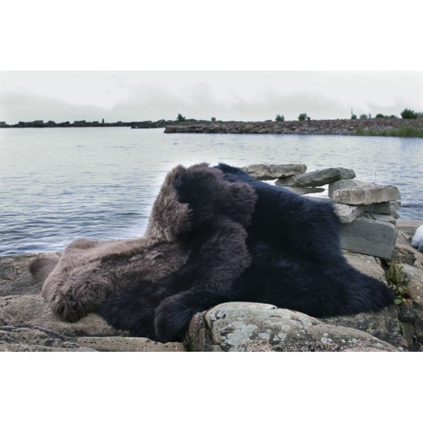 Hellästi pitkäkarvainen lampaannahka Musta Hellästi pitkäkarvainen lampaannahka Musta