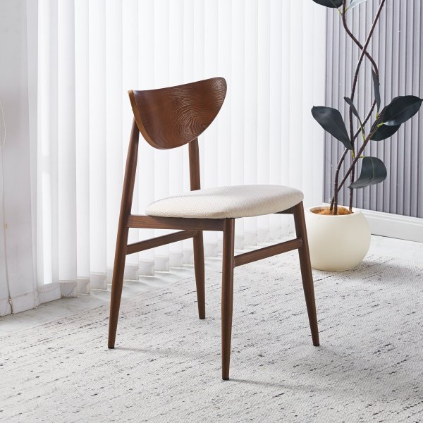 Ruokailuryhm� Crossby-p�yt� �120cm, p�hkin�puuta, ja 4 Ludvig-ruokailutuolia p�hkin�puuta.