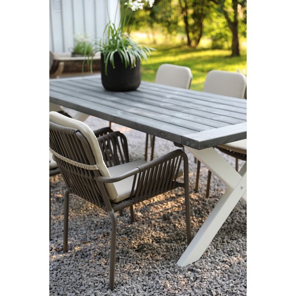 Ulkoruokailuryhmä; Ruokapöytä 220 cm ja 6 pinottavaa nojatuolia Ulkoruokailuryhmä; Ruokapöytä 220 cm ja 6 pinottavaa nojatuolia