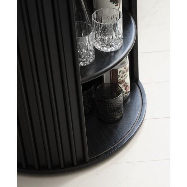 Sierra-jalusta mustaksi petsattua tammea Sierra-jalusta mustaksi petsattua tammea