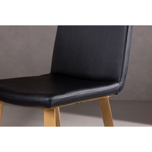 Tänään ruokatuoli - musta PU Tänään ruokatuoli - musta PU