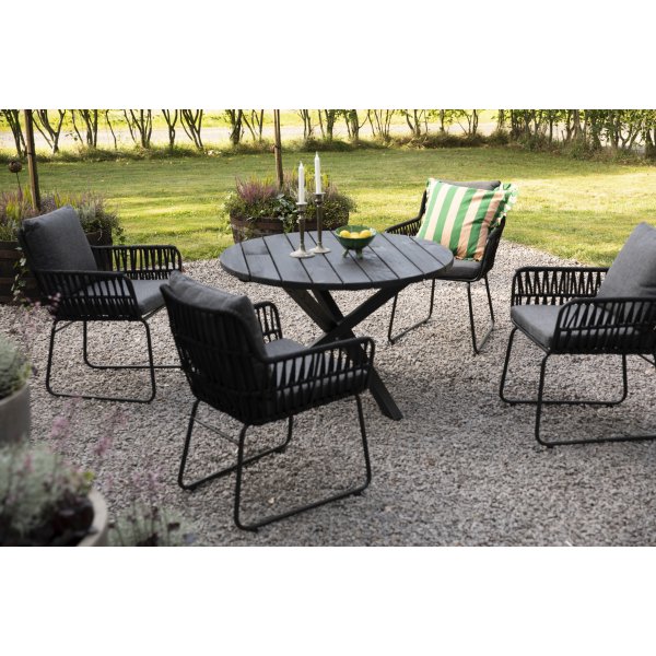 Mikado ulkoiluryhmä: Scottsdale pyöreä musta ruokapöytä Ø112 cm sisältäen 4 Mikado mustaa nojatuolia harmailla tyynyillä Mikado ulkoiluryhmä: Scottsdale pyöreä musta ruokapöytä Ø112 cm sisältäen 4 Mikado mustaa nojatuolia harmailla tyynyillä