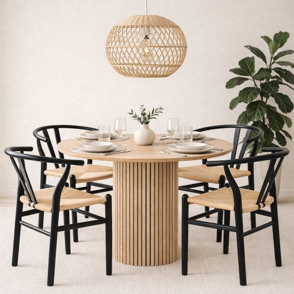 Ludvig-ruokapöytä Ø120 cm tammi, 4 Brandon-nojatuolia mustana köysiistuimella Ludvig-ruokapöytä Ø120 cm tammi, 4 Brandon-nojatuolia mustana köysiistuimella