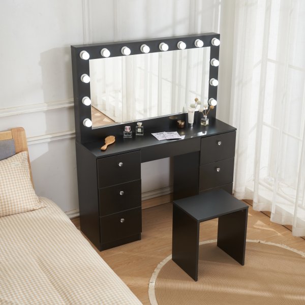 Caija musta peilipöytä valaistuksella ja kristallikahvoilla Caija musta peilipöytä valaistuksella ja kristallikahvoilla