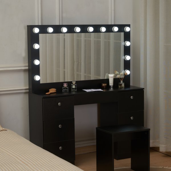 Caija musta peilipöytä valaistuksella ja kristallikahvoilla Caija musta peilipöytä valaistuksella ja kristallikahvoilla