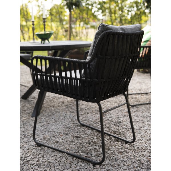 Mikado ulkoiluryhmä: Scottsdale pyöreä musta ruokapöytä Ø112 cm sisältäen 4 Mikado mustaa nojatuolia harmailla tyynyillä Mikado ulkoiluryhmä: Scottsdale pyöreä musta ruokapöytä Ø112 cm sisältäen 4 Mikado mustaa nojatuolia harmailla tyynyillä