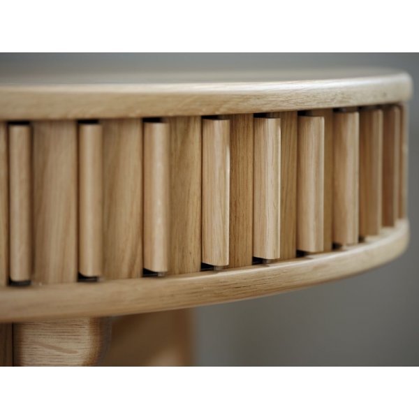 Öljyttyä tammea oleva kuplapöytä säilytystilalla Öljyttyä tammea oleva kuplapöytä säilytystilalla