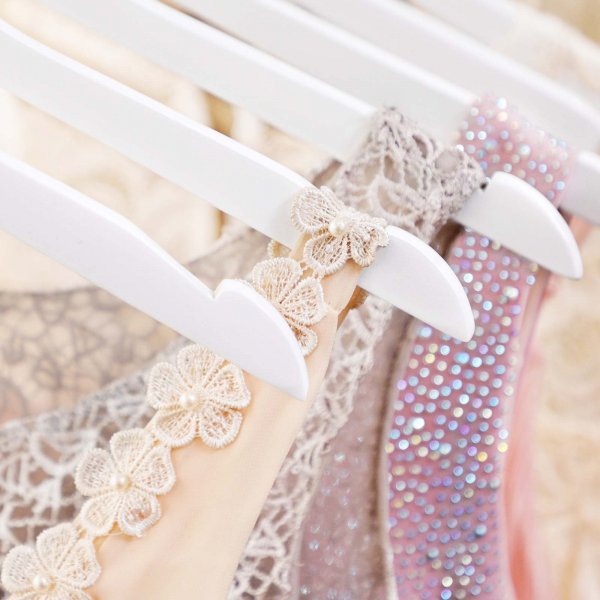 Vaateripustin ilman housunlahkea, puu, 44,5 cm, 20 kpl - Valkoinen Vaateripustin ilman housunlahkea, puu, 44,5 cm, 20 kpl - Valkoinen