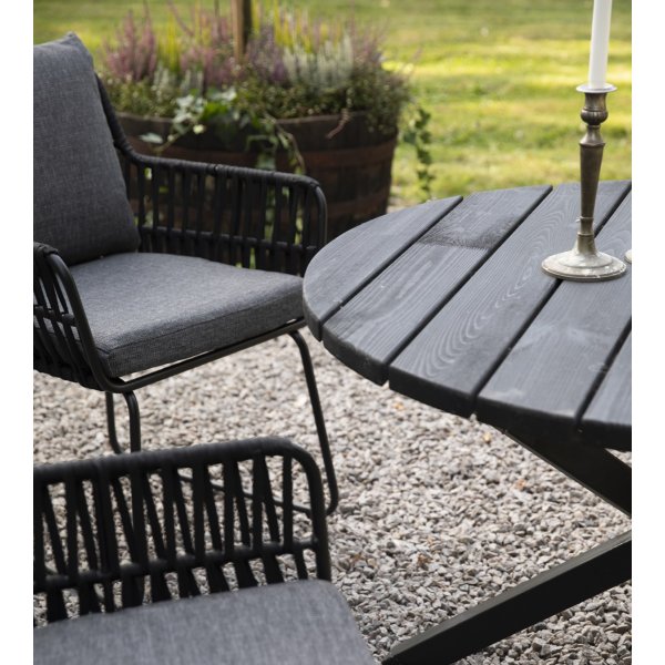 Mikado ulkoiluryhmä: Scottsdale pyöreä musta ruokapöytä Ø112 cm sisältäen 4 Mikado mustaa nojatuolia harmailla tyynyillä Mikado ulkoiluryhmä: Scottsdale pyöreä musta ruokapöytä Ø112 cm sisältäen 4 Mikado mustaa nojatuolia harmailla tyynyillä