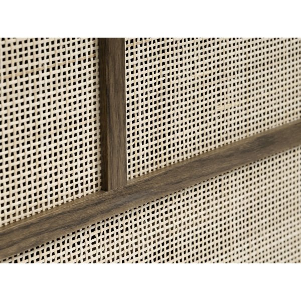 Yuma senkki savustettua tammea, rottinkiyksityiskohdat, liukuovet Yuma senkki savustettua tammea, rottinkiyksityiskohdat, liukuovet