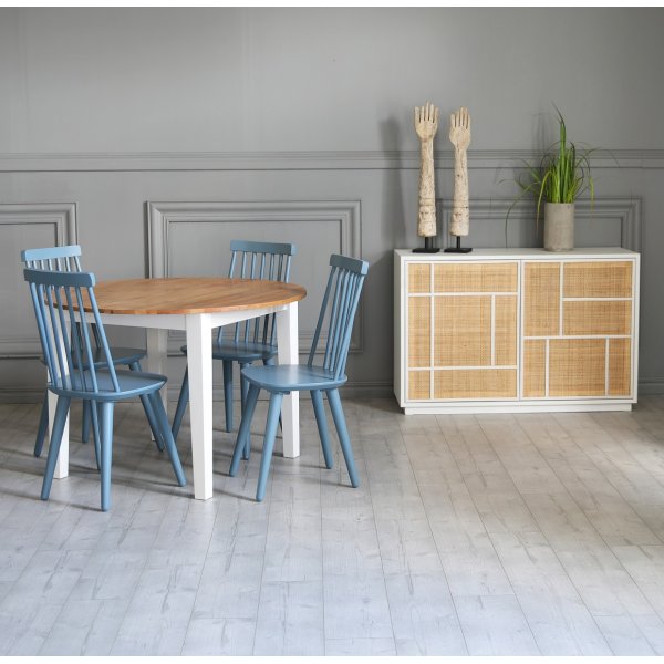 Ruokailuryhmä: Pyöreä pöytä tammea/valkoista ja 4 kyyhkysensinistä rottinkituolia + 3.00 x Huonekalujen jalat Ruokailuryhmä: Pyöreä pöytä tammea/valkoista ja 4 kyyhkysensinistä rottinkituolia + 3.00 x Huonekalujen jalat