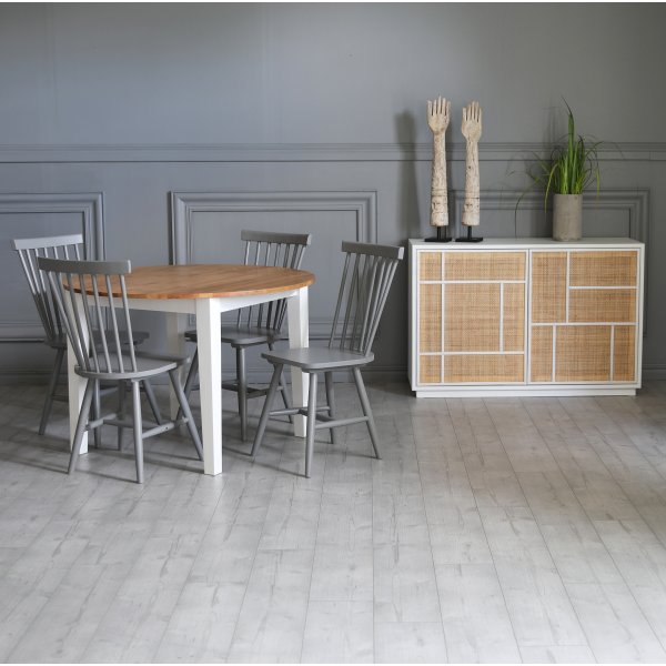 Dalsland-ruokailuryhmä: Pyöreä pöytä tammi/valkoinen ja 4 harmaata Cane-tuolia Dalsland-ruokailuryhmä: Pyöreä pöytä tammi/valkoinen ja 4 harmaata Cane-tuolia