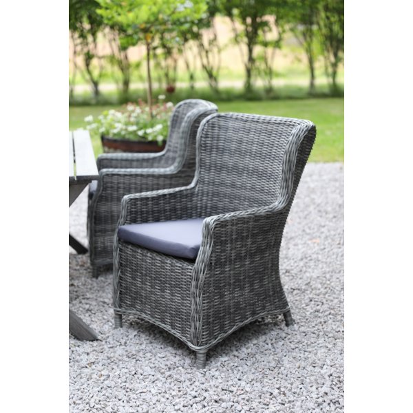 Ruokailuryhmä Scottsdale Pöytä 150 cm Shabby Chic Grey sisältäen 4 Jacksonville-nojatuolia harmaata synteettistä rottinkia + Huonekalujen puhdistus Ruokailuryhmä Scottsdale Pöytä 150 cm Shabby Chic Grey sisältäen 4 Jacksonville-nojatuolia harmaata synteettistä rottinkia + Huonekalujen puhdistus